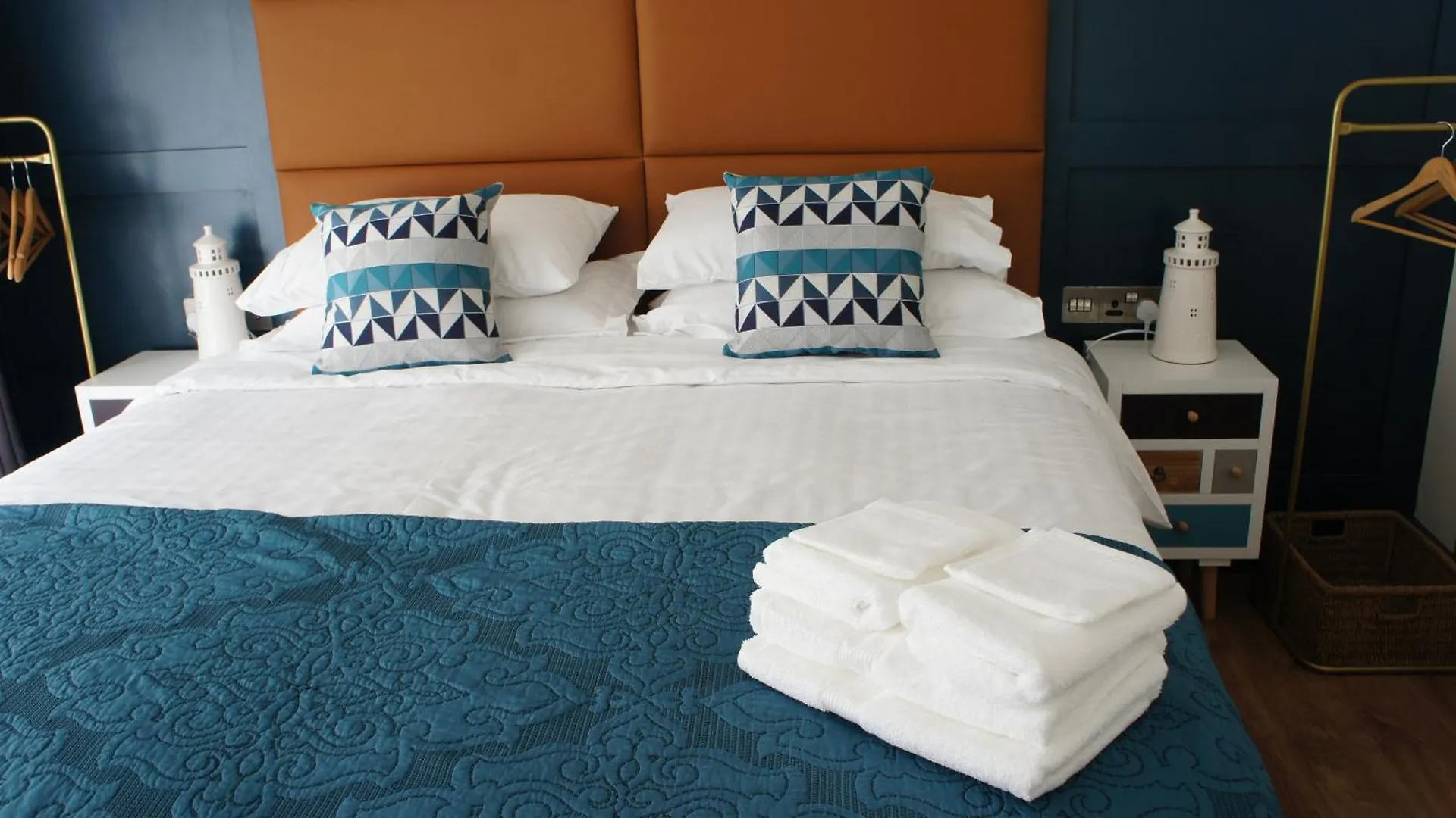 Riverbank Studios Westport Apartment